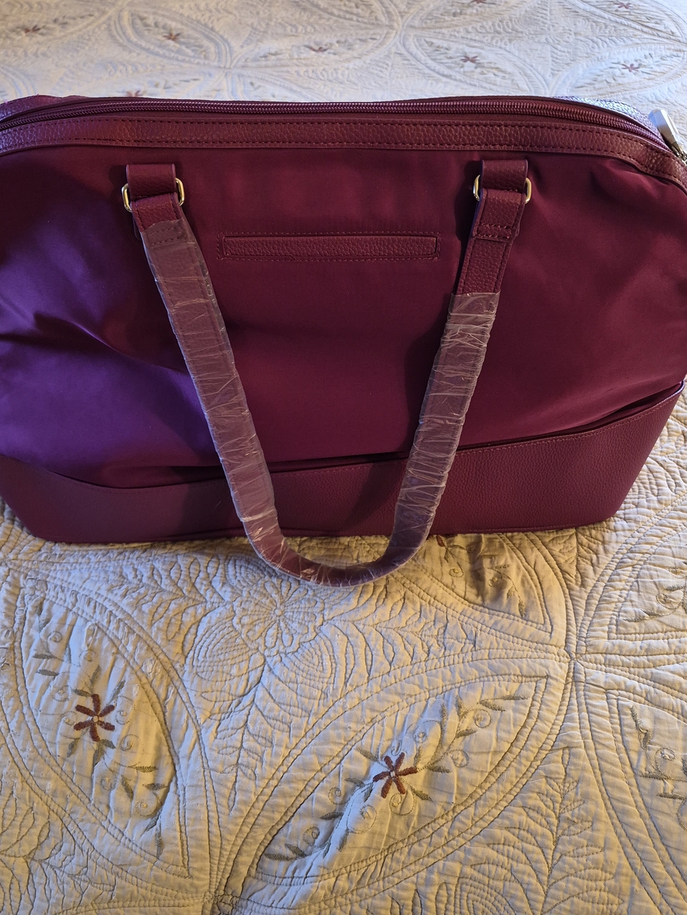 New thirty-one jewell Fushia Tote with Textured Base